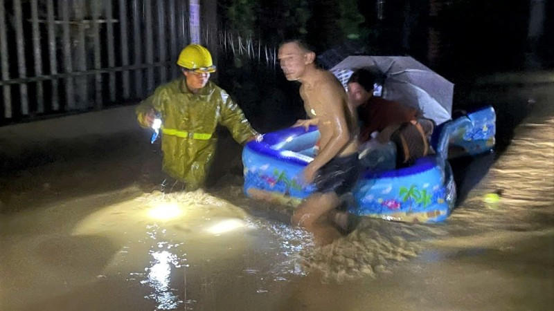 Người dân xã Tương Dương chạy lũ trong đêm 22/7. (Ảnh: ĐÌNH TUÂN)