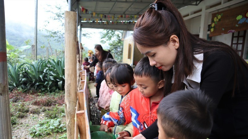 Cô và trò tại Điểm trường Xốp Cháo (Trường mầm non Lượng Minh), xã Lượng Minh, tỉnh Nghệ An.