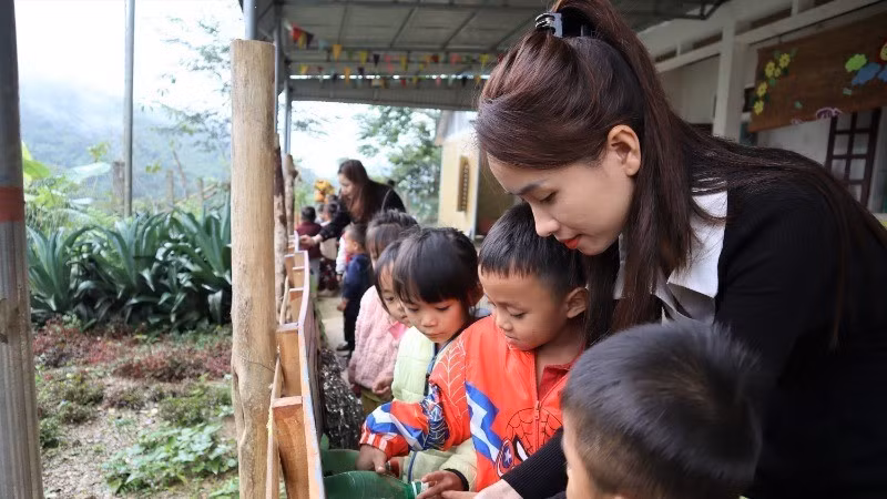 Cô và trò tại Điểm trường Xốp Cháo (Trường mầm non Lượng Minh), xã Lượng Minh, tỉnh Nghệ An.