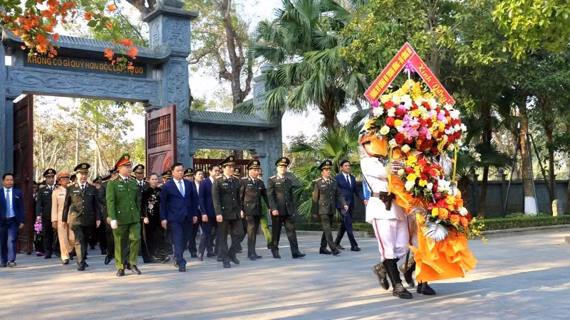 Đoàn đại biểu Đảng ủy Công an Trung ương dâng hương tại Khu di tích quốc gia đặc biệt Kim Liên. 