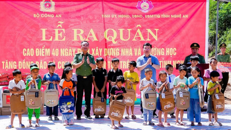 Thứ trưởng Công an Phạm Thế Tùng và Bí thư Tỉnh ủy Nghệ An Nguyễn Đức Trung tặng quà động viên các cháu học sinh xã Mỹ Lý.