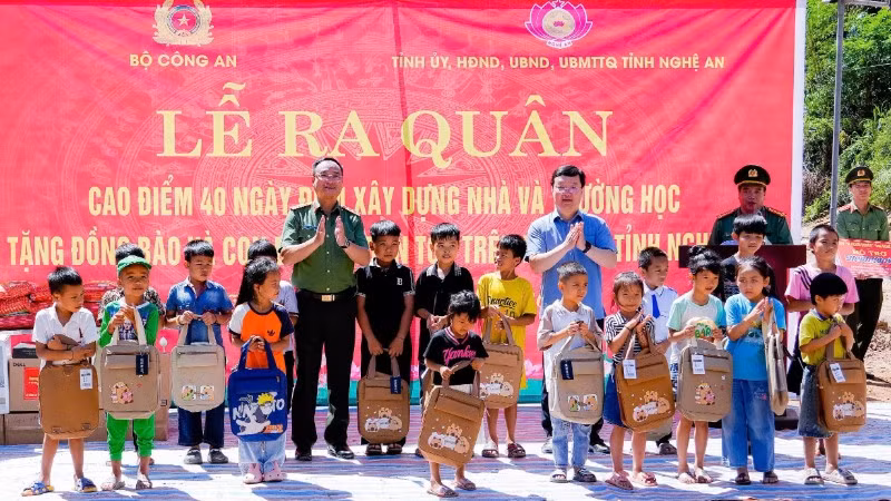 Thứ trưởng Công an Phạm Thế Tùng và Bí thư Tỉnh ủy Nghệ An Nguyễn Đức Trung tặng quà động viên các cháu học sinh xã Mỹ Lý.