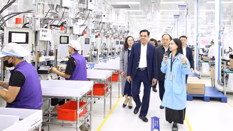 Chủ tịch Ủy ban nhân dân tỉnh Nghệ An Võ Trọng Hải tham quan dây chuyền sản xuất tại Công ty trách nhiệm hữu hạn công nghệ chính xác Luxcase (Việt Nam), một trong 6 pháp nhân của Tập đoàn Luxshare đầu tư tại Khu công nghiệp VSIP.