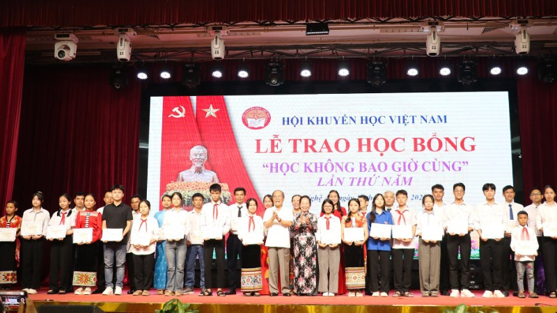 Các đồng chí Nguyễn Sinh Hùng, nguyên Ủy viên Bộ Chính trị, nguyên Chủ tịch Quốc hội; Nguyễn Thị Doan, nguyên Ủy viên Trung ương Đảng, nguyên Phó Chủ tịch Nước, Chủ tịch Trung ương Hội Khuyến học Việt Nam trao học bổng “Học không bao giờ cùng” cho các đại biểu.