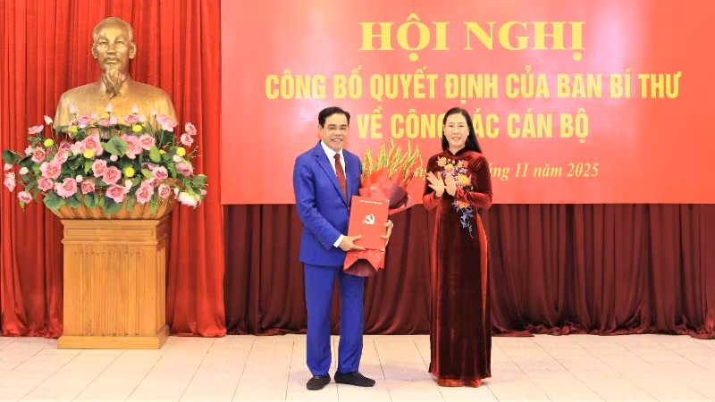 Đồng chí Bùi Thị Quỳnh Vân, Phó Trưởng ban Tổ chức Trung ương trao Quyết định của Ban Bí thư Trung ương Đảng, tặng hoa chúc mừng đồng chí Võ Trọng Hải.