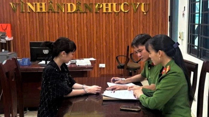 Công an làm việc với Ngô Thị Oanh. (Ảnh: Công an cung cấp)