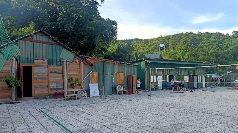 Cán bộ xã Nhôn Mai, tỉnh Nghệ An tự góp kinh phí, chủ động dựng các nhà tạm để ở.