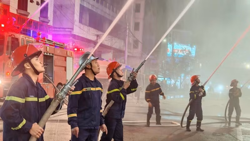 Cảnh sát phòng cháy, chữa cháy và cứu nạn, cứu hộ, Công an tỉnh Nghệ An thực tập phương án chữa cháy tại chợ Vinh. (Ảnh: CÔNG AN NGHỆ AN)