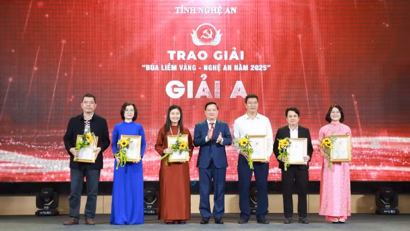 Bí thư Tỉnh ủy Nghệ An Nguyễn Khắc Thận trao giải A đến các tác giả, nhóm tác giả.