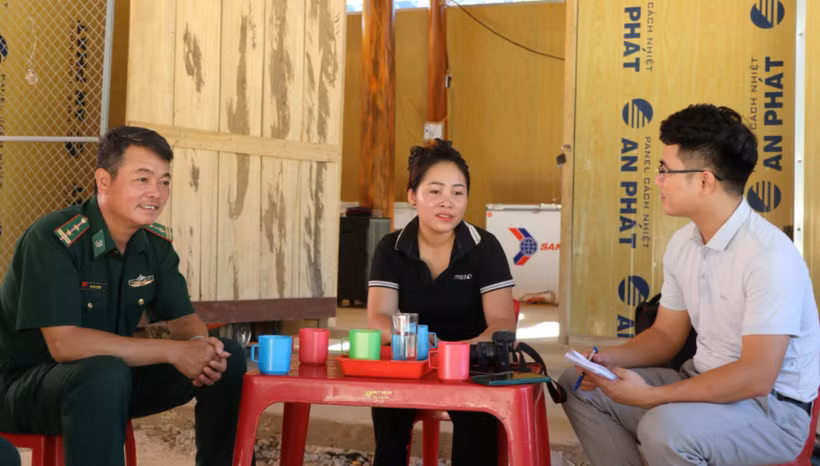 Đảng viên La Thị Pìa chia sẻ với phóng viên Báo Nhân Dân. (Ảnh: HL)
