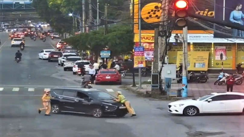 Hình ảnh tại hiện trường xảy ra vụ việc. (Ảnh cắt từ video clip)