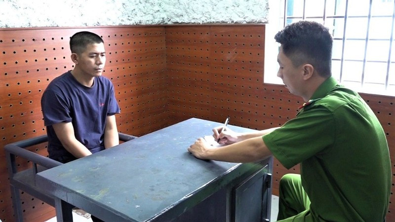 Đối tượng Ngô Văn Phương tại Cơ quan Công an. (Ảnh: Công an Nghệ An).