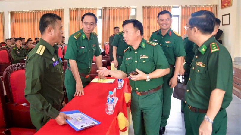 Đại tá Hồ Quyết Thắng, Phó Chỉ huy trưởng, Tham mưu trưởng Ban Chỉ huy Bộ đội Biên phòng tỉnh Nghệ An cùng các đại biểu thăm hỏi động viên các học viên.