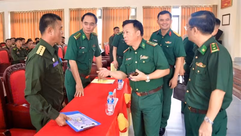 Đại tá Hồ Quyết Thắng, Phó Chỉ huy trưởng, Tham mưu trưởng Ban Chỉ huy Bộ đội Biên phòng tỉnh Nghệ An cùng các đại biểu thăm hỏi động viên các học viên.