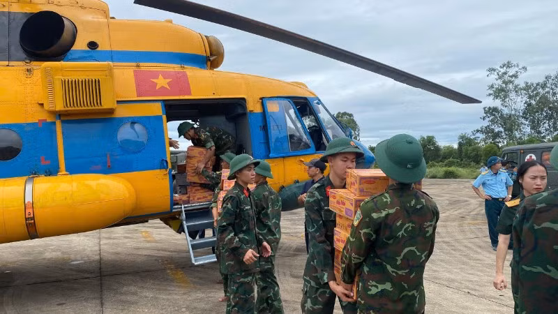 Những chuyến bay cứu trợ đầu tiên chuẩn bị cất cánh.