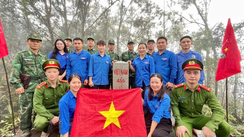 Cán bộ, chiến sĩ Đồn Biên phòng Ngọc Lâm, đoàn viên thanh niên các xã: Sơn Lâm, Hạnh Lâm và Trại giam số 6 (Cục C10, Bộ Công an) chụp ảnh lưu niệm tại cột mốc 455. 