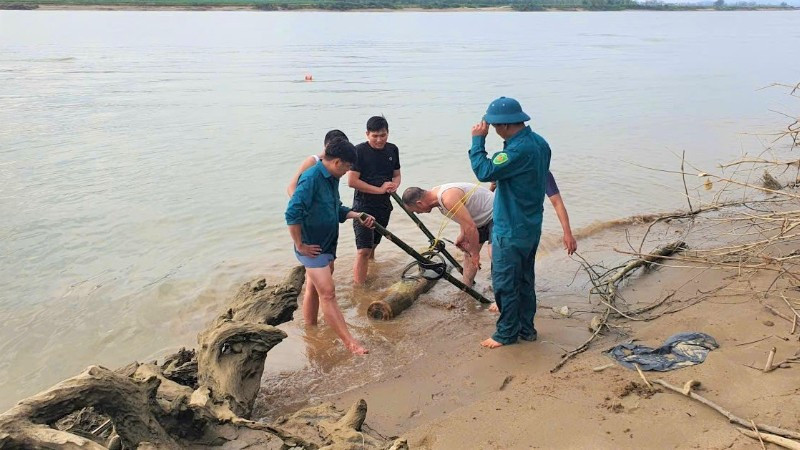 Quả bom phát lộ cách bờ sông khoảng 20m. (Ảnh: TRỌNG KIÊN)