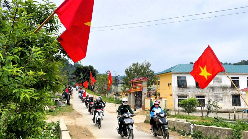 Cán bộ, chiến sĩ Ban Chỉ huy Bộ đội Biên phòng tỉnh Nghệ An phối hợp địa phương, các lực lượng tuyên truyền, cổ động bầu cử bằng hình thức lưu động đến các bản, làng.