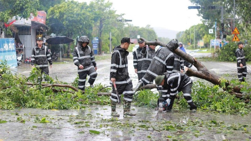 Cán bộ, chiến sĩ Trung đoàn Cảnh sát Cơ động Bắc Trung Bộ tích cực tham gia khắc phục hậu quả bão số 5.