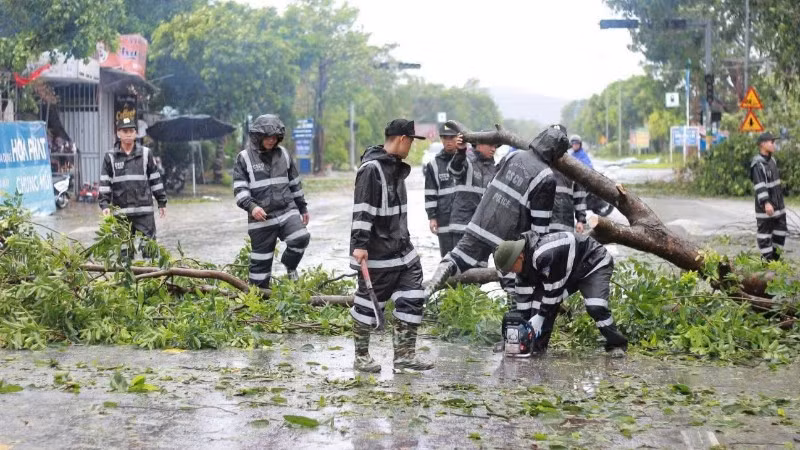 Cán bộ, chiến sĩ Trung đoàn Cảnh sát Cơ động Bắc Trung Bộ tích cực tham gia khắc phục hậu quả bão số 5.