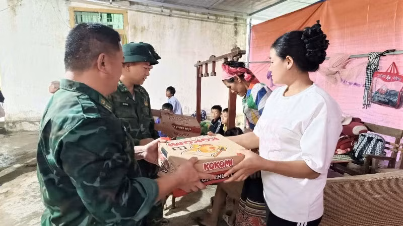 Đồn Biên phòng Na Ngoi cùng cấp ủy, chính quyền xã Na Ngoi lắp 100m đường ống thoát nước nhằm ngăn ngừa ứ đọng nước gây sạt lở tại bản Tẳng Phăn; đồng thời tuyên truyền, hỗ trợ 6 hộ gia đình di dời tạm thời trước nguy cơ bị sạt lở.