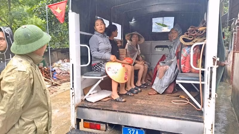 Các hộ dân bản Xốp Nặm được hỗ trợ di chuyển để tránh nguy hiểm.