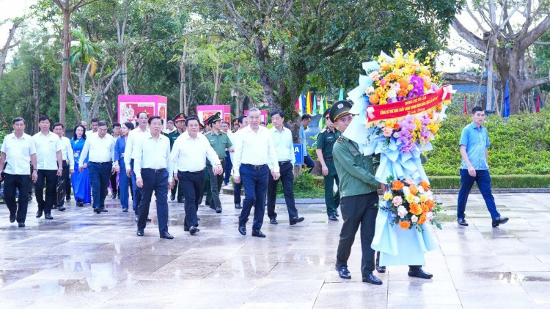 Tổng Bí thư Tô Lâm cùng các đồng chí lãnh đạo Đảng, Nhà nước và các đại biểu về dâng hoa, dâng hương tưởng niệm Chủ tịch Hồ Chí Minh.
