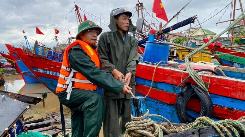Cán bộ, chiến sĩ Đồn Biên phòng Diễn Thành, Bộ đội Biên phòng tỉnh Nghệ An hỗ trợ ngư dân neo đậu tàu, thuyền để tránh trú bão. 