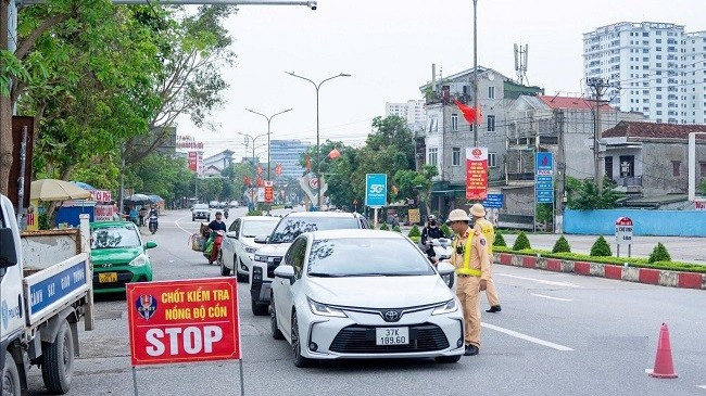 Cảnh sát giao thông Nghệ An kiểm tra nồng độ cồn đối với người điều khiển ô-tô. (Ảnh: Công an Nghệ An)