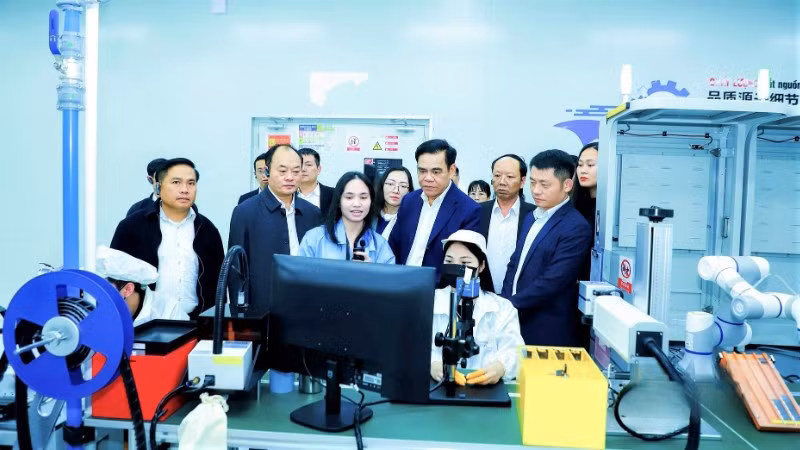Đoàn công tác của Ủy ban nhân dân tỉnh Nghệ An thăm Nhà máy Luxshar-ICT chuyên sản xuất linh kiện điện tử, tại Khu công nghiệp, đô thị và dịch vụ VSIP Nghệ An.
