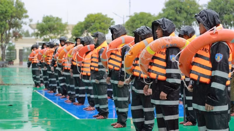 Cán bộ, chiến sĩ được trang bị đầy đủ thiết bị, phương tiện ứng trực tại các tỉnh Thanh Hóa, Nghệ An, Hà Tĩnh và Quảng Trị, sẵn sàng làm nhiệm vụ khi có yêu cầu.