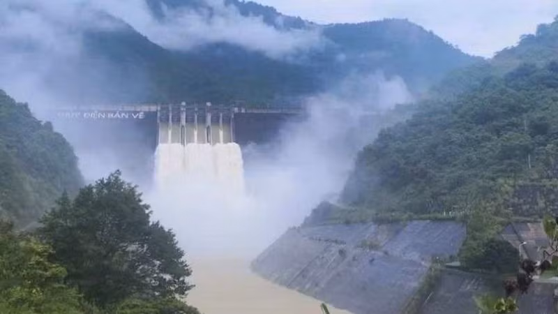 Thủy điện Bản Vẽ xả lũ, điều tiết lưu lượng nước.