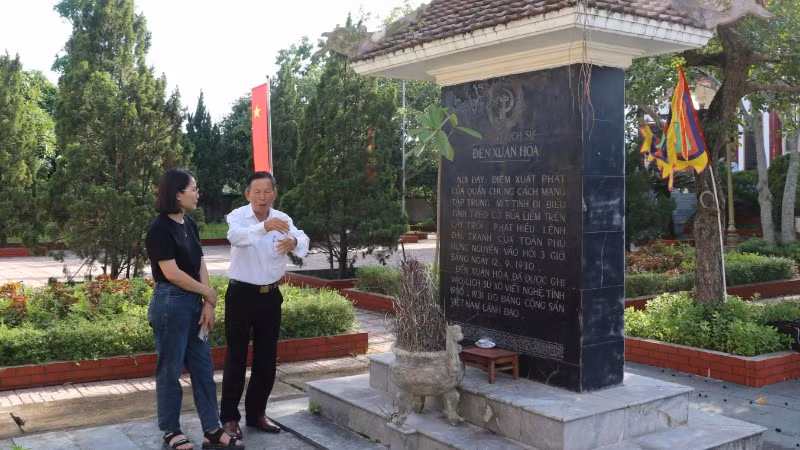 Ông Hoàng Đăng Hùng, quản lý di tích kiêm thủ từ đền Xuân Hòa chia sẻ về các sự kiện lịch sử diễn ra tại đền.