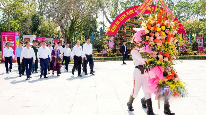 Đồng chí Trần Thanh Mẫn về Khu Di tích quốc gia đặc biệt Kim Liên dâng hoa, dâng hương tưởng niệm Chủ tịch Hồ Chí Minh.