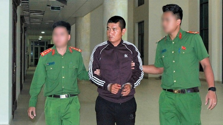 Đối tượng Nguyễn Ngọc Quyết được dẫn giải từ Lào về Nghệ An. (Ảnh: CÔNG AN NGHỆ AN)