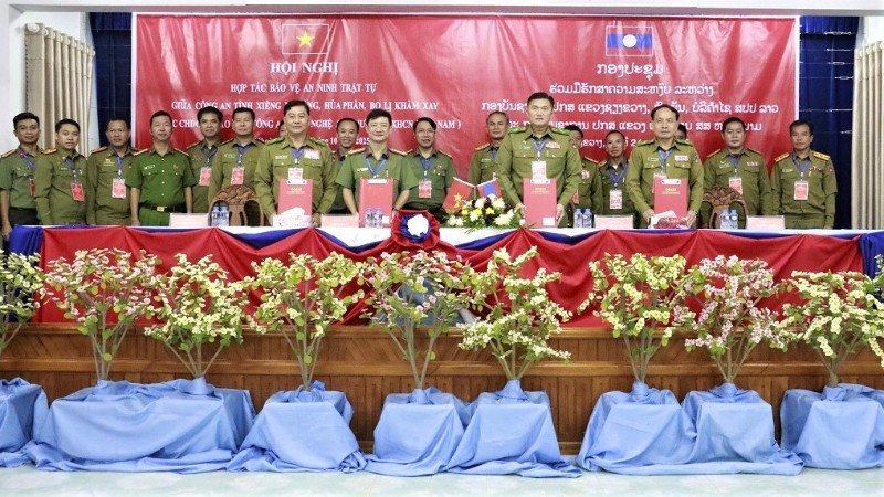 Đại diện lãnh đạo các đơn vị ký kết Biên bản hợp tác bảo đảm an ninh trật tự năm 2026. (Ảnh: Công an Nghệ An)