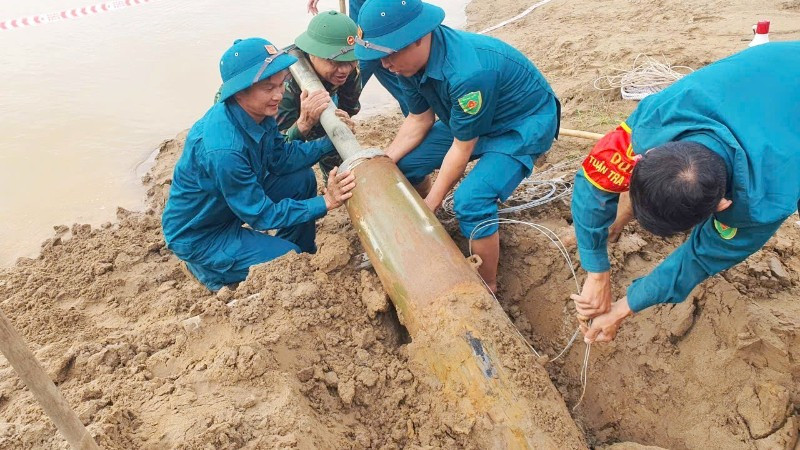 Quả bom phát lộ do bờ sông bị sạt lở trong đợt mưa lũ vừa qua. (Ảnh: TRỌNG KIÊN)