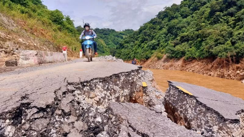 Phương tiện di chuyển nguy hiểm qua đoạn sạt lở.