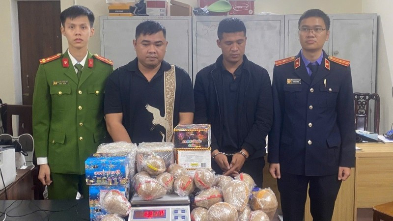 Các đối tượng bị bắt giữ. (Ảnh: CÔNG AN NGHỆ AN)