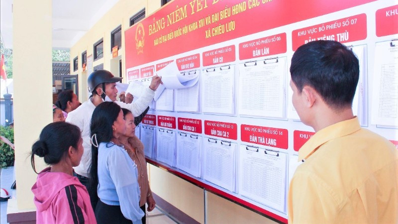 Cử tri xã Chiêu Lưu xem danh sách cử tri được niêm yết tại trụ sở xã. (Ảnh: MAI HOA)