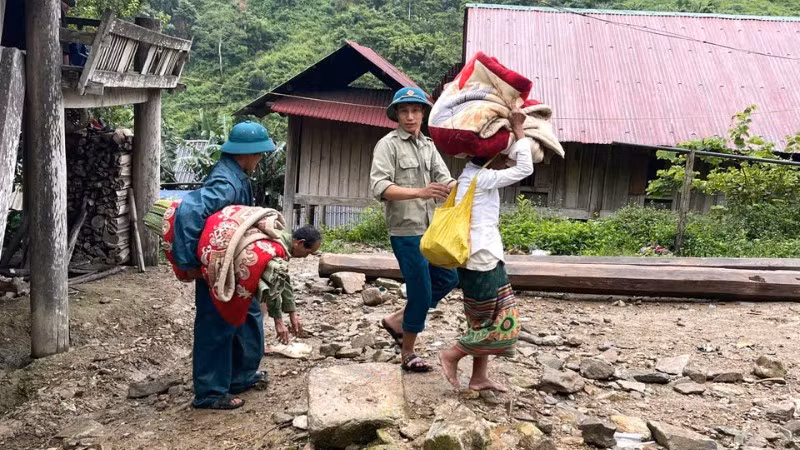 Chiều ngày 21/7, xã Nhôn Mai tổ chức di dời khẩn cấp 19 hộ dân bản Xói Voi, trước nguy cơ cao sạt lở núi Phà Mạt.