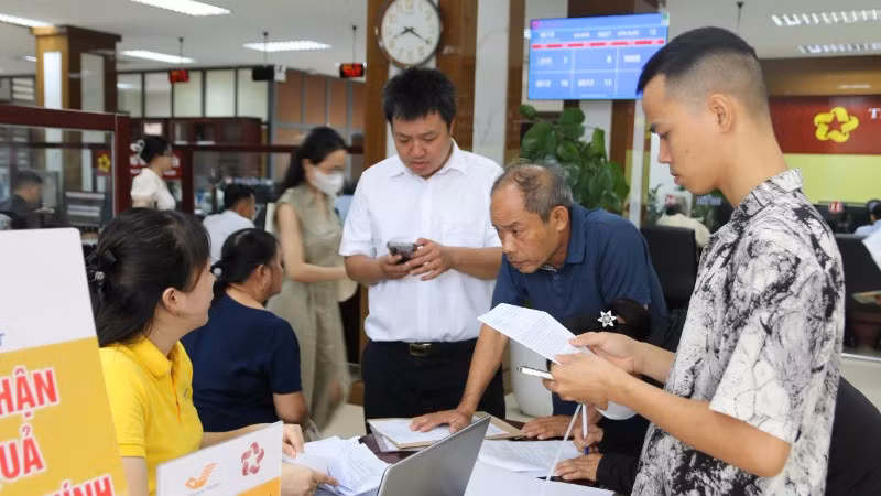 Người dân, doanh nghiệp đến Trung tâm phục vụ hành chính công phường Thành Vinh, tỉnh Nghệ An giải quyết thủ tục hành chính.