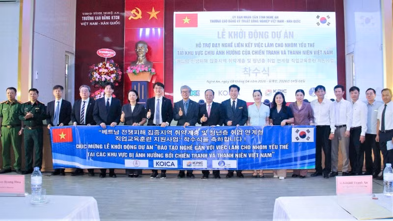 Các đại biểu chụp ảnh lưu niệm. (Ảnh: MAI HOA)