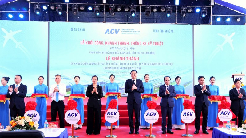 Các đại biểu thực hiện nghi thức khánh thành các hạng mục nâng cấp Cảng hàng không quốc tế Vinh.