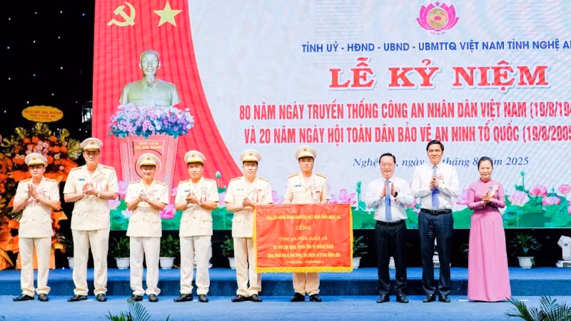 Các đồng chí Thường trực Tỉnh ủy Nghệ An trao Bức trướng tặng Công an tỉnh Nghệ An.