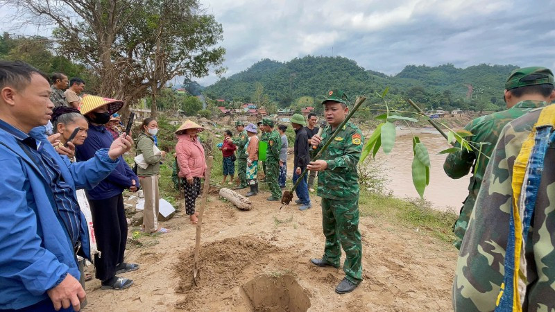 Cán bộ, chiến sĩ Đồn Biên phòng Mỹ Lý chia sẻ về giống tre tứ quý cũng như đặc điểm để người dân trồng, chăm sóc.