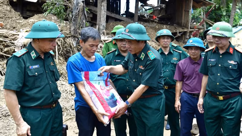 Trung tướng Lê Đức Thái cùng Đoàn công tác thăm hỏi, trao hỗ trợ các gia đình bị thiệt hại ở bản Xiềng Tắm, xã Mỹ Lý.