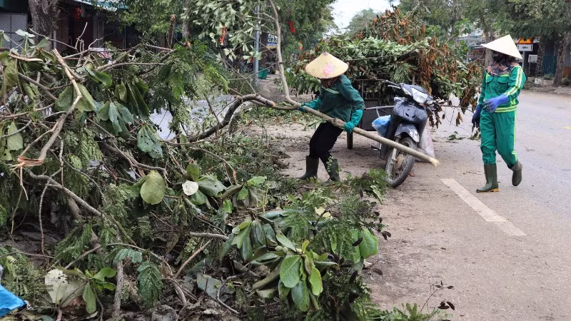 Công ty Cổ phần Môi trường và Công trình đô thị Nghệ An huy động hơn 600 công nhân, lao động và gần 100 phương tiện thu gom rác thải.