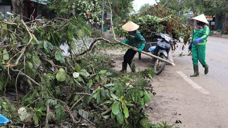 Công ty Cổ phần Môi trường và Công trình đô thị Nghệ An huy động hơn 600 công nhân, lao động và gần 100 phương tiện thu gom rác thải.