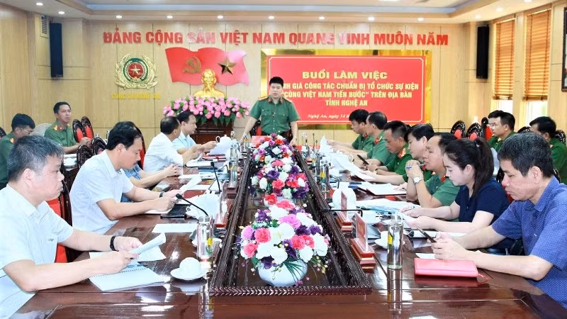 Đại tá Trần Hồng Quang, Phó Giám đốc Công an tỉnh Nghệ An chủ trì buổi làm việc.